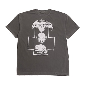 Puede incluir: Camiseta gris oscuro con un diseño gráfico blanco de un hombre dentro de una cruz y el texto "Electric Wizard" arriba. El diseño incluye una calavera y manos estilizadas. La camiseta tiene mangas cortas y cuello redondo.