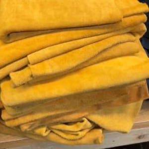 Può includere: Un set di tre tazze in ceramica con finitura opaca e macchiettata. Le tazze sono nei toni del crema, grigio chiaro e grigio scuro. Ogni tazza ha un design semplice e minimalista, perfetto per caffè o tè.