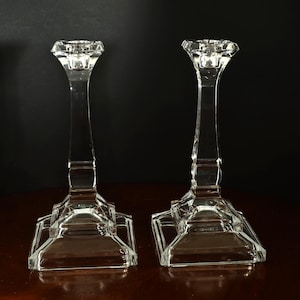 Paire de grands bougeoirs en cristal avec base carrée, bougeoirs art déco vintage en cristal