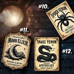 K&ouml;nnte beinhalten: Drei rechteckige Etiketten mit Illustrationen im Vintage-Stil. Etikett 10 zeigt eine Spinne und einen Totenkopf mit dem Text 'SPIDER VENOM'. Etikett 11 zeigt eine Mondsichel und Wolken mit 'MOON ELIXIR'. Etikett 12 zeigt eine zusammengerollte Schlange mit 'SNAKE VENOM'.