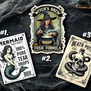 K&ouml;nnte beinhalten: Drei rechteckige und geformte Aufkleber mit Fantasy-Illustrationen. Aufkleber eins zeigt eine Meerjungfrau mit dem Text Mermaid Finest Quality 100% Pure Tear Drops. Aufkleber zwei zeigt eine Hexe, die in einem Kessel r&uuml;hrt, mit der Aufschrift Witch's Brew Toxic Formula. Aufkleber drei zeigt einen Totenkopf und eine Schlange mit der Aufschrift Death Potion Est. 1402 Apothecary.