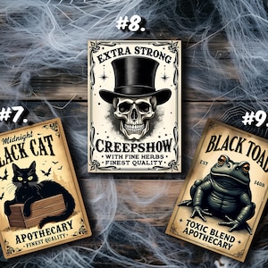 K&ouml;nnte beinhalten: Drei rechteckige Schilder mit Illustrationen im Vintage-Stil. Schild 7 zeigt eine schwarze Katze mit dem Text Midnight Black Cat Apothecary. Schild 8 zeigt einen Totenkopf mit Zylinder und dem Text Extra Strong Creepshow. Schild 9 zeigt eine Kr&ouml;te mit dem Text Black Toad Toxic Blend Apothecary.