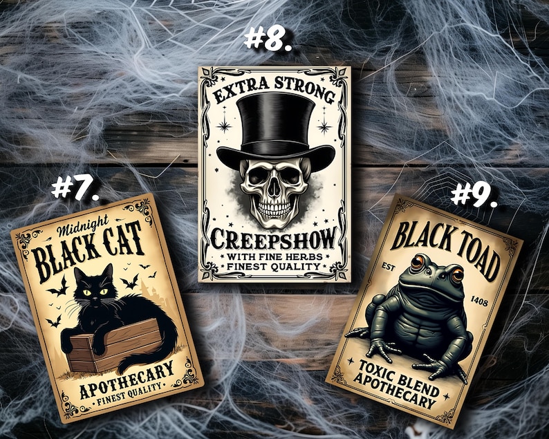 K&ouml;nnte beinhalten: Drei rechteckige Schilder mit Illustrationen im Vintage-Stil. Schild 7 zeigt eine schwarze Katze mit dem Text Midnight Black Cat Apothecary. Schild 8 zeigt einen Totenkopf mit Zylinder und dem Text Extra Strong Creepshow. Schild 9 zeigt eine Kr&ouml;te mit dem Text Black Toad Toxic Blend Apothecary.
