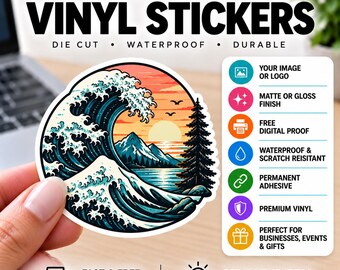 Könnte beinhalten: Ein runder Vinyl-Aufkleber mit einer stilisierten Illustration einer großen Meereswelle, Bergen, einem Nadelbaum und einem Sonnenuntergang. Der Text lautet CUSTOM VINYL STICKERS, DIE CUT, WATERPROOF, DURABLE und listet Merkmale wie matte oder glänzende Oberfläche, digitalen Korrekturabzug und permanenten Klebstoff auf.