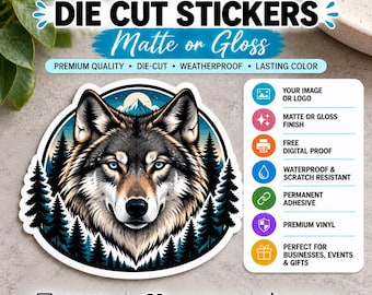 Könnte beinhalten: Ein individueller, konturgestanzter Aufkleber mit einer Wolfskopf-Illustration in einem kreisförmigen Rahmen vor Wald- und Bergkulisse. Der Text lautet Custom Die Cut Stickers Matte or Gloss, Premium Quality, Die-Cut, Weatherproof, Lasting Color.