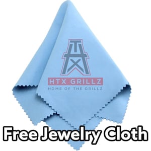 Op de afbeelding: Een lichtblauwe microvezel poetsdoek voor sieraden met de tekst "HTX GRILLZ HOME OF THE GRILLZ" en een gestileerd olieplatformlogo.