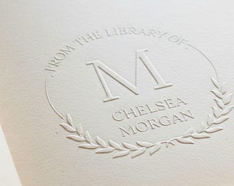 Boekembosser gepersonaliseerd met initiaal, ideaal voor naambordje voor bibliotheekstempel