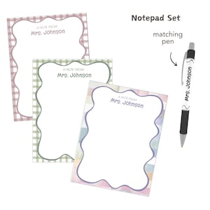 Peut inclure: Ensemble de blocs-notes avec trois blocs-notes et un stylo assorti. Les blocs-notes ont une bordure festonnée et le texte "A NOTE FROM Mrs. Johnson". Le stylo est noir et argenté avec le texte "Mrs. Johnson".