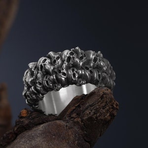 Anillo de calaveras de plata de ley con diseño de eternidad, alianza de boda gótica.