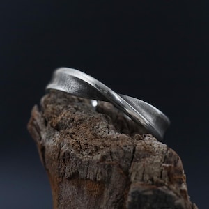 Mobius Men&#39;s Wedding Band Ring, Symbol of Infinity Ring, Mobius Promise Ring, Infinity Jewelry, Twisted Band Ring for Men, Gift for Husband