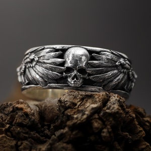 Handgemaakte raaf- en schedelbandring, gotische herenring, bikersieraden, mythologische ring, Vikingring, raafsieraden, unieke bandring