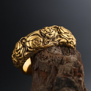 Anillo de boda con rosas y espinas: anillo de bodas con rosas japonesas bañado en oro, anillo ancho con grabado floral.