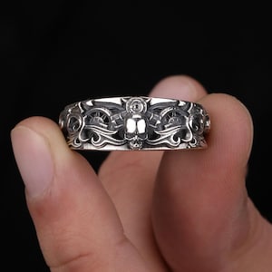 Anillo con diseño de calavera de moto: Anillo con grabado de neumático de moto, joyería gótica motera hecha a mano.
