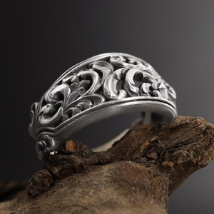 Anello floreale in argento sterling fatto a mano: fascia larga intagliata in stile barocco, gioiello unico da uomo
