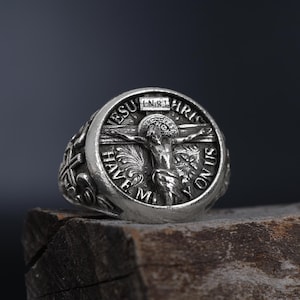 Anello con crocifisso di Gesù in argento 925 carati: anello con sigillo a crocifisso, gioiello di fede cristiana.
