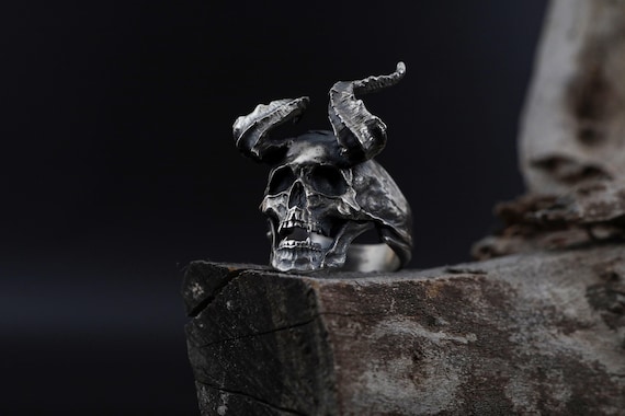 Horned skull ring best sale