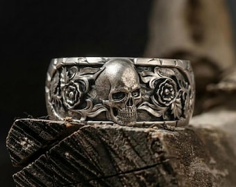 Ring i sterlingsilver med dödskalleros: Gotiska smycken