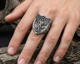 Anillo del Arcángel Miguel hecho a mano en plata de ley 925, joyería religiosa cristiana.