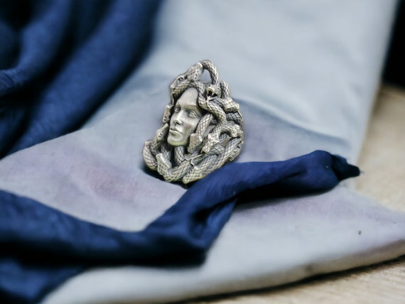 Medusa pinky ring outlet