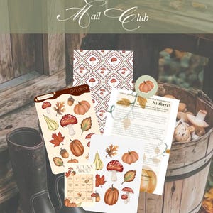 Könnte beinhalten: Ein Schreibwaren-Set mit dem Titel October Mail Club, bestehend aus einem Bogen mit Pilzmuster, zwei Aufkleberbögen mit Kürbissen, Blättern und Pilzen, einer Autumn Bingo-Karte und einem Brief mit einem Kürbisaufkleber, präsentiert neben Stiefeln.