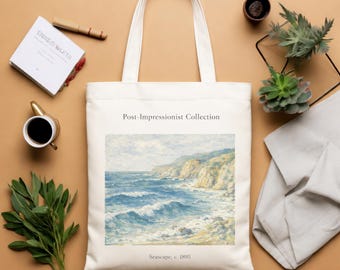 Puede incluir: Bolso tote de color crema con una pintura de paisaje marino de la colección Post-Impresionista. La obra de arte representa una escena costera con olas azules y acantilados. El bolso tiene asas largas y el texto "Seascape, c. 1895".