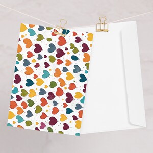 Tarjeta de felicitación colorida con patrón de corazón: una tarjeta perfecta para cualquier ocasión, como bodas o invitaciones de cumpleaños o tarjetas de agradecimiento.