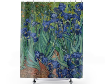 Könnte beinhalten: Ein Duschvorhang mit einem Gemälde von blauen Iris mit grünen Blättern vor einem gelben und grünen Hintergrund. Das Gemälde stammt von Vincent van Gogh.