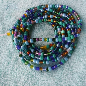 Mehrfarbige Perlen zum Binden