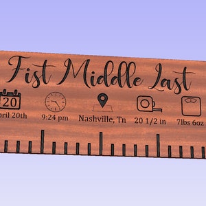 Puede incluir: Una regla de madera con una mancha marrón y marcas negras. La regla tiene iconos de calendario, reloj, pin de ubicación, cinta métrica y escala. El texto "Fist Middle Last" está en la parte superior de la regla. El texto "April 20th", "9:24 pm", "Nashville, Tn", "20 1/2 in" y "7lbs 6oz" está debajo de los iconos.