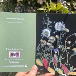 Champ avec carte de voeux de pissenlits faites à la main, peut être utilisé comme carte de sympathie, cartes de voeux florales