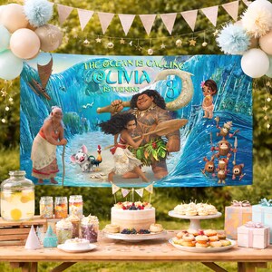 K&ouml;nnte beinhalten: Ein rechteckiger Party-Hintergrund mit Moana-Figuren, darunter Moana, Maui und Gro&szlig;mutter Tala, vor einem blauen Meereswellen-Hintergrund. Der Text lautet THE OCEAN IS CALLING, LIVIA IS TURNING und die Zahl 3. Das Banner ist mit Luftballons geschm&uuml;ckt.