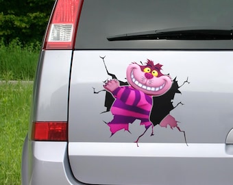Op de afbeelding: Een autosticker met de Cheshire Cat uit Alice in Wonderland. De kat heeft een brede grijns en draagt een roze en paars gestreept outfit, alsof hij door een gebarsten oppervlak breekt. Ontworpen voor voertuigtoepassing.