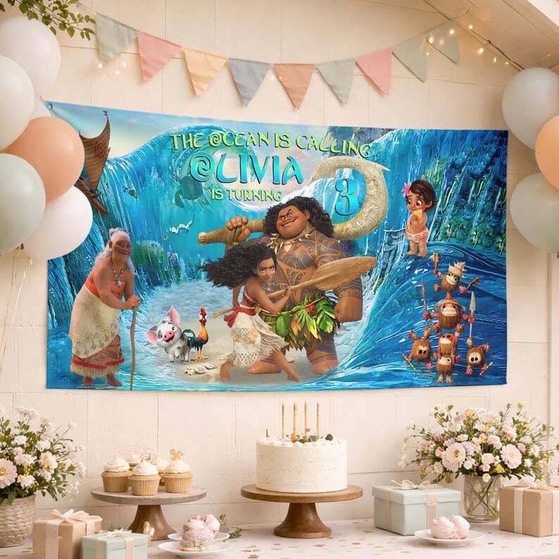 K&ouml;nnte beinhalten: Ein rechteckiges Partybanner mit einer Grafik zum Thema Vaiana und dem Text THE OCEAN IS CALLING OLIVIA IS TURNING 3. Das Design zeigt Charaktere wie Vaiana, Maui, Pua, Heihei und Kakamora vor einem Hintergrund mit einer blauen Meereswelle.