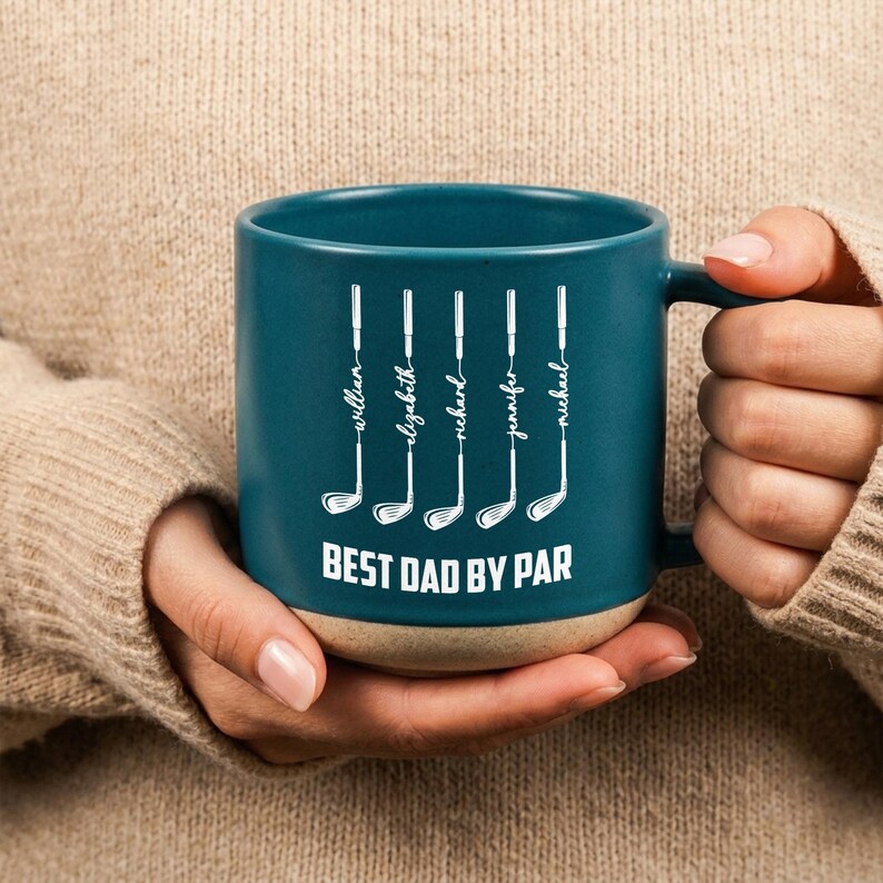 Puede incluir: Taza de cer&aacute;mica color turquesa con base beige, con ilustraciones de palos de golf blancos y nombres. El texto "BEST DAD BY PAR" est&aacute; impreso debajo. Un regalo perfecto para un entusiasta del golf.