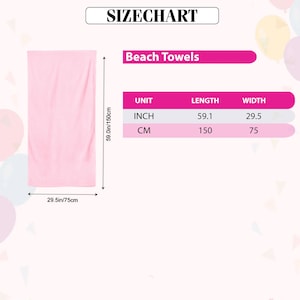 Op de afbeelding: Een lichtroze strandlaken met een lengte van 150 cm en een breedte van 75 cm. De maattabel toont ook de afmetingen van de handdoek in inches: 59,1 inch lang en 29,5 inch breed. De tekst "Beach Towels" wordt weergegeven.
