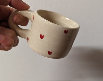 Taza artesanal taza pequeños corazones rojos espresso efecto agrietado