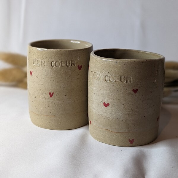 mug tasse artisanale gravée MON CŒUR, fait main en grès brut, petits coeurs rouges , poterie minimaliste et originale cadeau duo