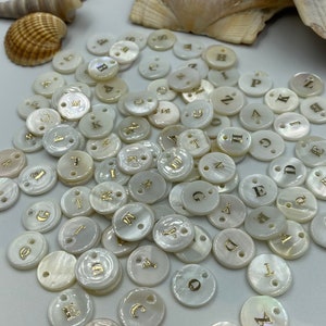 Colgante redondo plano con letras A-Z de concha de agua dulce con estampado de letras doradas, collar de bricolaje, fabricación de joyas, accesorios para proyectos de bricolaje