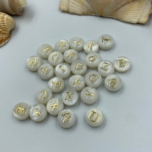 Colgante con cuentas de concha natural con forma de cruz y letras redondas con estampado dorado, fabricación de joyas, 8 mm, para pulseras, collares, proyectos de bricolaje