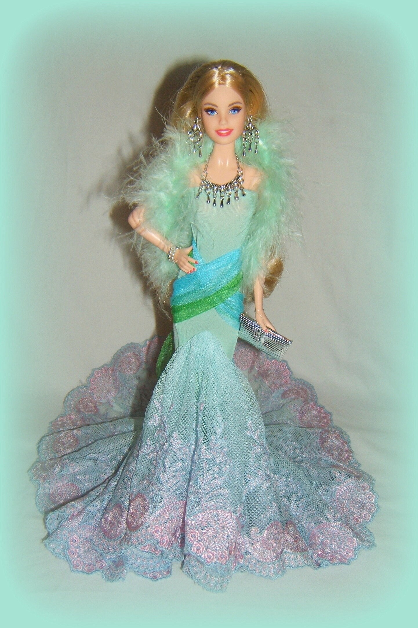 Poupée Barbie Avec De Longs Cheveux Blonds En Tenue De Soirée Avec Une Ceinture Rouge De Porter Un Sac A Main 111530509