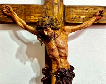 Kruisiging van Jezus Christus. Houten kruis aan de muur. Groot Italiaans kruisbeeld, jaar 1997. kruisbeeld. Gedetailleerd kruisbeeld.