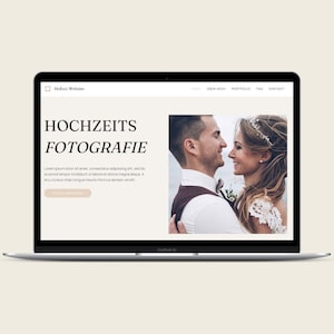 Könnte beinhalten: Eine Website für einen Hochzeitsfotografen, mit einem Paar, das sich umarmt, und dem Text "HOCHZEITS FOTOGRAFIE" sowie einem Button mit der Aufschrift "DATUM ANFRAGEN".