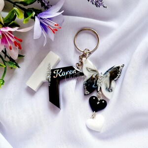 Llavero con inicial personalizado, llavero con letras de resina personalizado, regalo de mariposa en blanco y negro para ella, dije de monograma estético hecho a mano