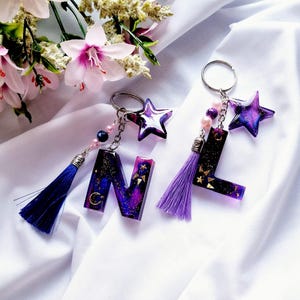 Llavero de resina con forma de galaxia, llavero con letras personalizadas, llavero personalizado, regalo hecho a mano para ella, llavero con forma de galaxia