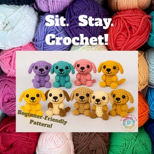 Può includere: Una collezione di gomitoli di lana colorati circonda una scheda con figure di cani all'uncinetto. La scheda recita "Sit. Stay. Crochet!" e "Beginner-Friendly Pattern!" I cani all'uncinetto sono in vari colori, tra cui viola, verde acqua, rosa e giallo.