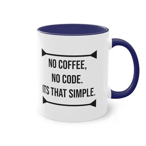 Op de afbeelding: Een witte keramische koffiemok met een blauwe rand en handvat. De mok heeft zwarte tekst met de tekst "NO COFFEE, NO CODE. ITS THAT SIMPLE."
