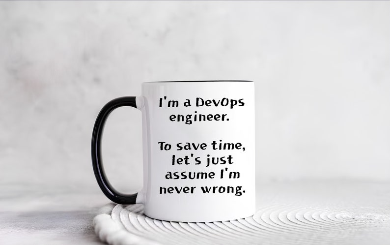 Pode incluir: Caneca de cer&acirc;mica branca com al&ccedil;a e borda pretas. A caneca tem texto preto que diz "Sou um engenheiro DevOps. Para economizar tempo, vamos apenas assumir que nunca estou errado."
