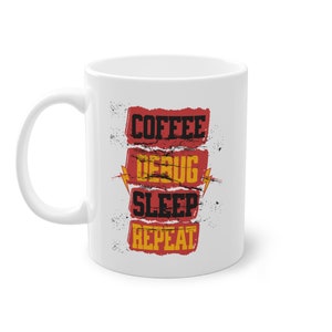 Könnte beinhalten: Weiße Keramiktasse mit einer roten, gelben und schwarzen Grafik mit der Aufschrift "Coffee, Debug, Sleep, Repeat".
