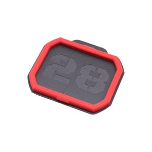 Peut inclure: Un cadre en plastique noir et rouge avec les chiffres "28" en relief.