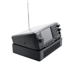 Könnte beinhalten: Ein schwarzes Uniden-Scanner-Radio mit einer silbernen Antenne. Das Radio hat einen Bildschirm, Tasten und Knöpfe. Es steht auf einer schwarzen Basis mit Wabenmuster.